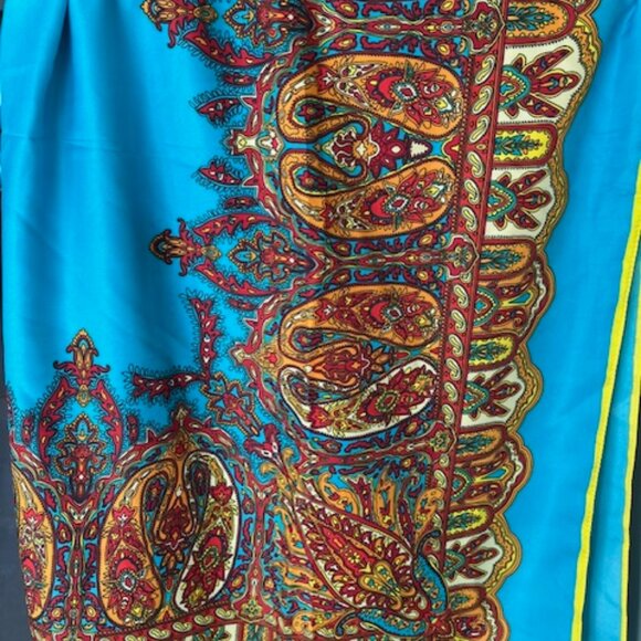 Paisley patterned scarf. Made in China. - Picture 2 of 3